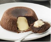 ČOKOLADNI SOUFFLE S TAMNOM I BIJELOM ČOKOLADOM ( LAVA CAKE) 100g x 12kom